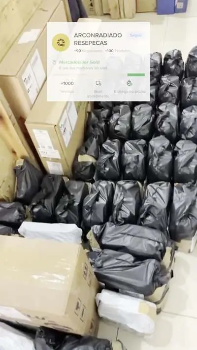 Pedidos embalados prontos para envio no estoque do cliente